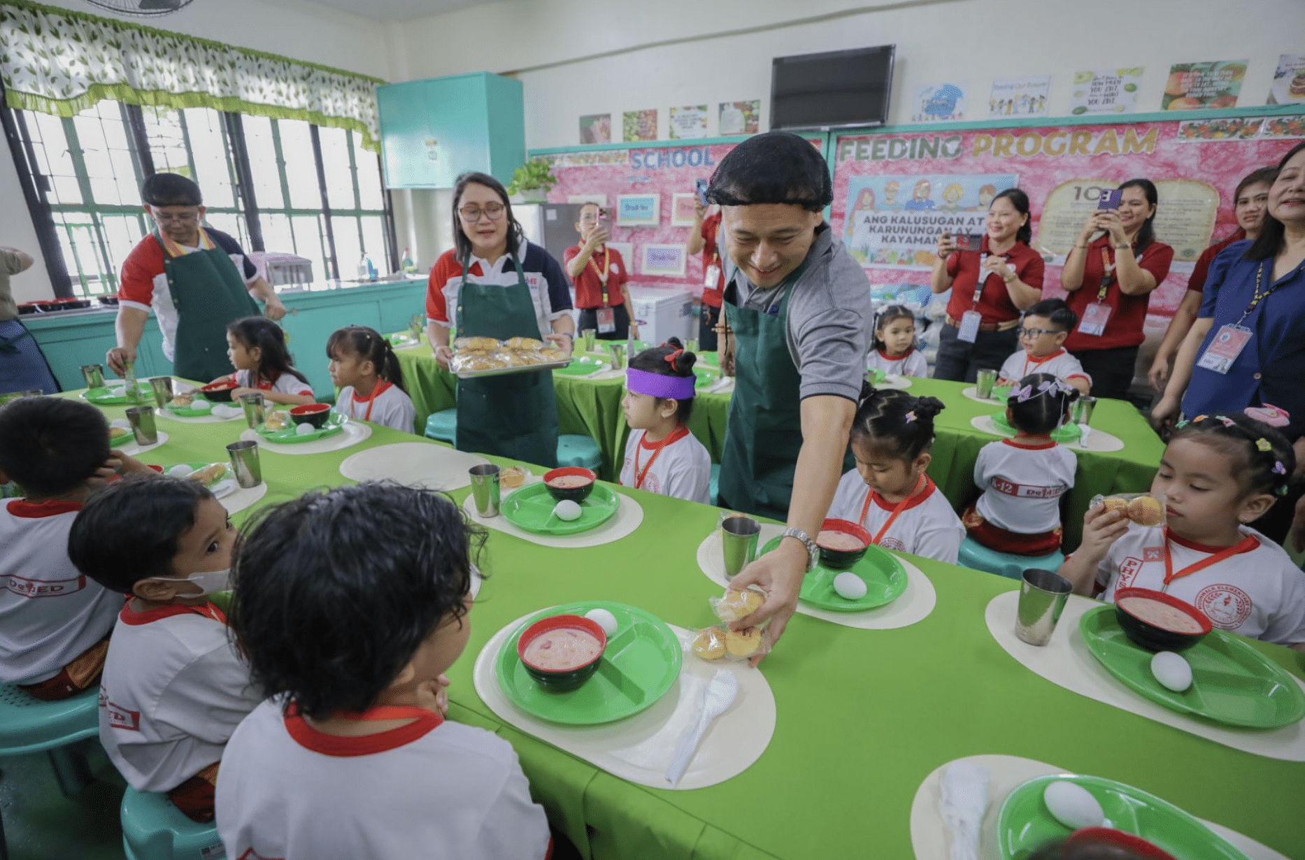 Philippines expands free school meals to its youngest pupils